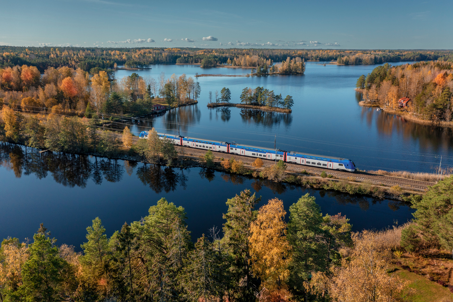 A mälartåg train in a automne setting by the water