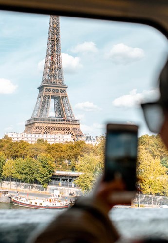 Eiffeltornet fotat genom ett tågfönster