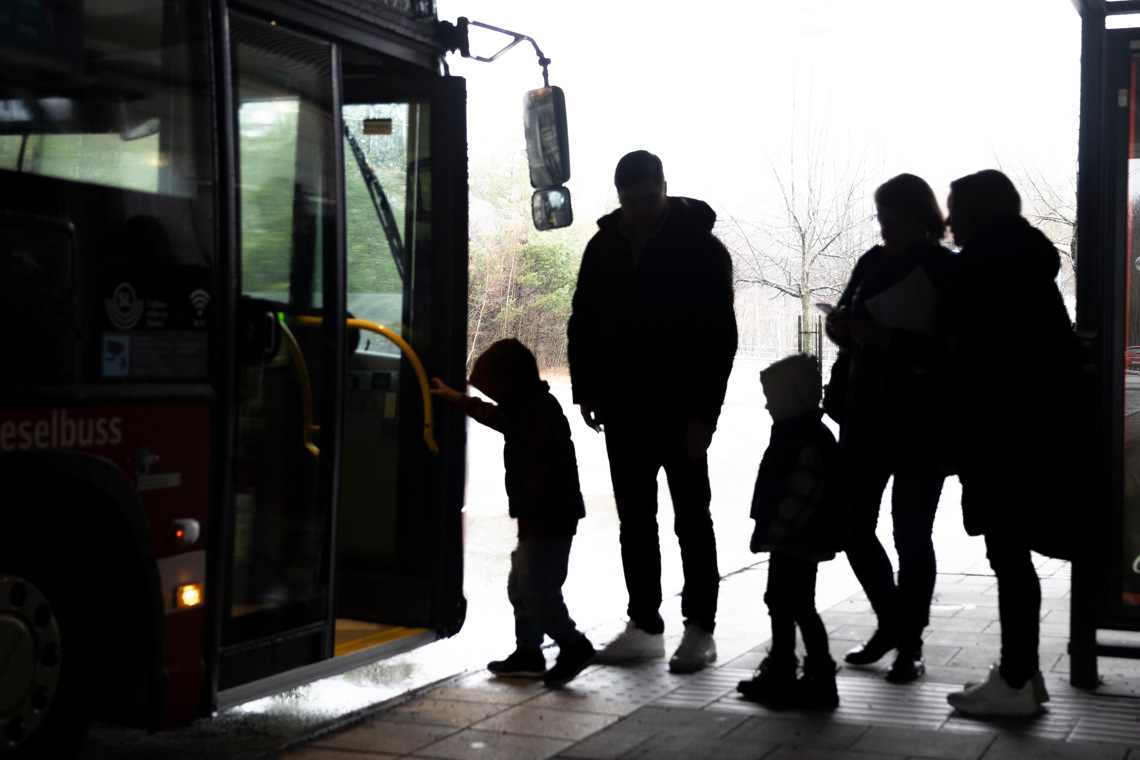 En familj går ombord på en buss